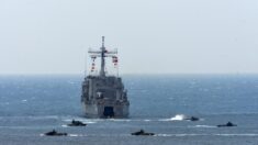 Destructor de misiles guiados de EE. UU. navega por el estrecho de Taiwán en medio de amenazas chinas