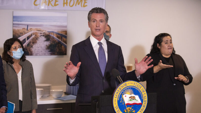 El gobernador de California, Gavin Newsom, habla del plan estatal de iniciativas para los indigentes en Los Ángeles, California, el 29 de septiembre de 2021. (John Fredricks/The Epoch Times)
