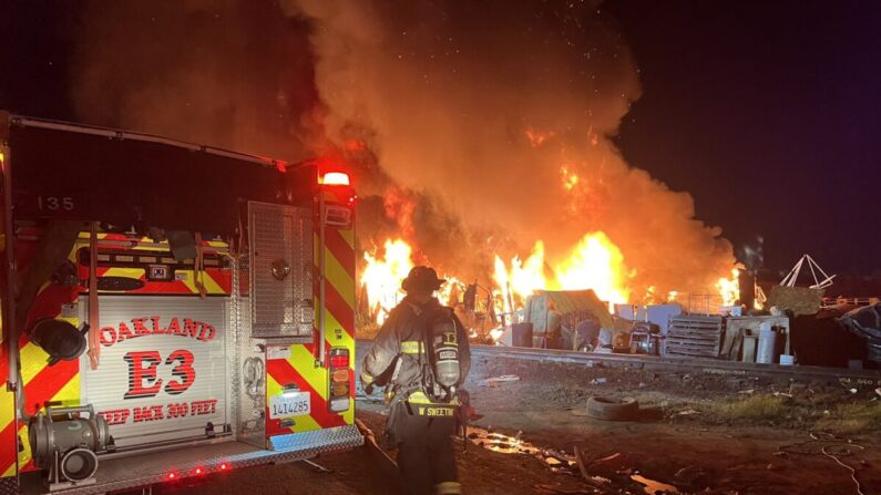 Bomberos de Oakland respondiendo a un incendio en la calle Wood en Oakland, California, el 1 de marzo de 2022 (Cortesía del Departamento de Bomberos de Oakland)
