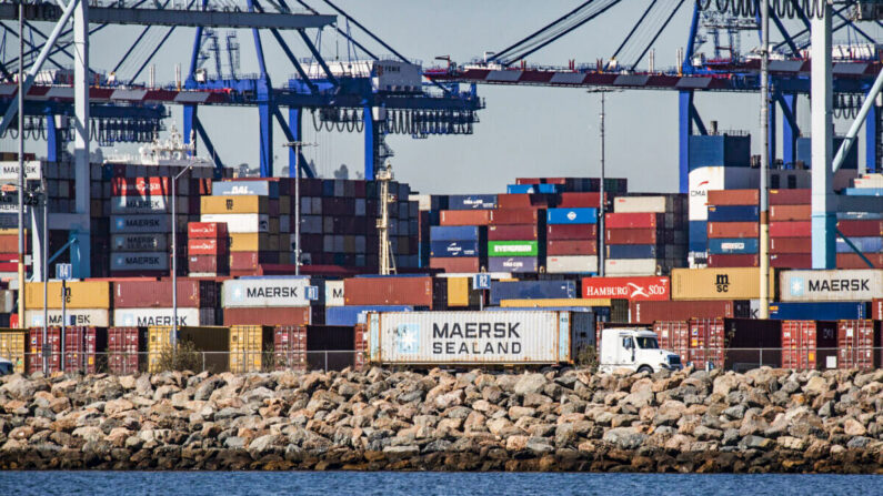 Los retrasos en la transferencia de carga continúan en el sur de California mientras los buques esperan para descargar contenedores en el puerto de Los Ángeles, California, el 27 de octubre de 2021. (John Fredricks/The Epoch Times)

