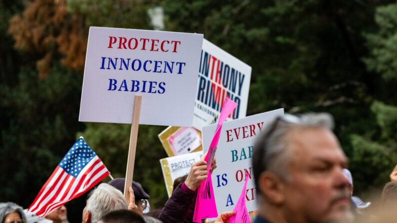 Manifestantes provida se reúnen en el edificio de la capital del estado de California en Sacramento el 19 de abril de 2022. (John Fredricks/The Epoch Times)