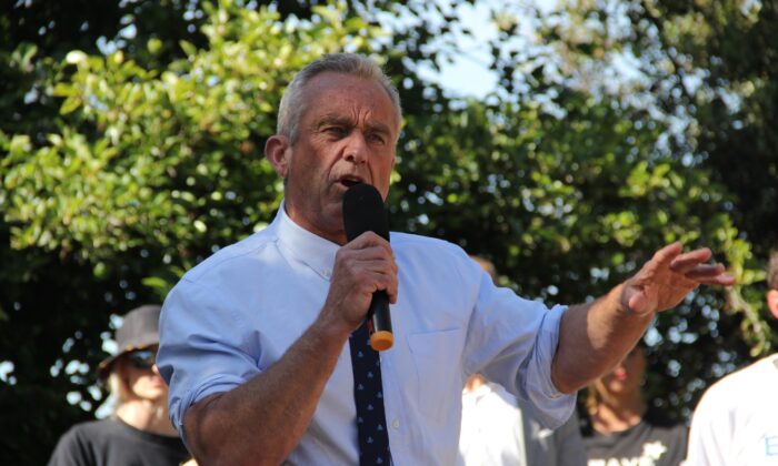 Robert F. Kennedy Jr. habla en la manifestación de la Humanidad contra la Censura frente a la sede de Meta en Menlo Park, California, el 19 de mayo de 2022. (Hao/The Epoch Times)