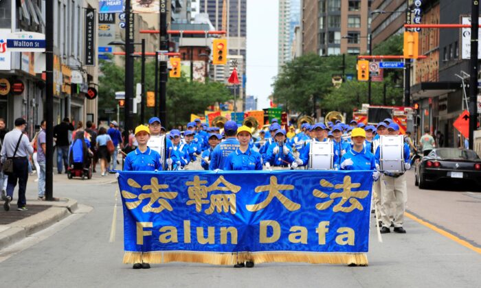 Una banda formada por practicantes de Falun Gong participa en un desfile de 1200 personas por el centro de Toronto, el 17 de julio de 2022, denunciando y exponiendo el 23º año de la persecución contra la práctica espiritual por parte del Partido Comunista Chino (PCCh). (Evan Ning/The Epoch Times)
