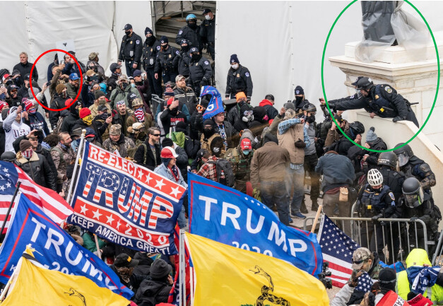 Foto de la policía del Capitolio rociando a la multitud con gel de pimienta el 6 de enero de 2021, mientras Christopher Worrell parado a cierta distancia. (Denuncia penal del FBI)