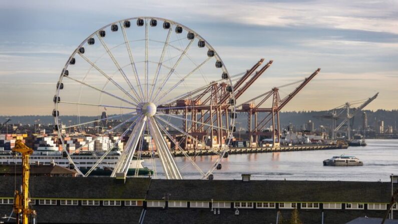 La Gran Rueda de Seattle, de 175 pies, y el Puerto de Seattle, en el paseo marítimo de Seattle, el 11 de marzo de 2022. (John Moore/Getty Images)