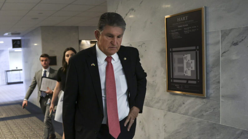 El senador Joe Manchin (D-W.Va.) en el edificio de oficinas del Senado Hart en Washington, el 11 de mayo de 2022. (Kevin Dietsch/Getty Images)