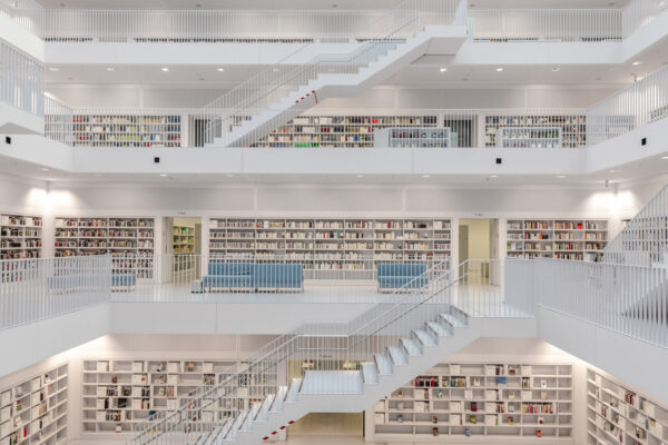 Biblioteca de la ciudad de Stuttgart, Alemania. (Cortesía de Richard Silver)