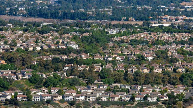 Casas repartidas por el condado de Orange, California, el 16 de octubre de 2020. (John Fredricks/The Epoch Times)
