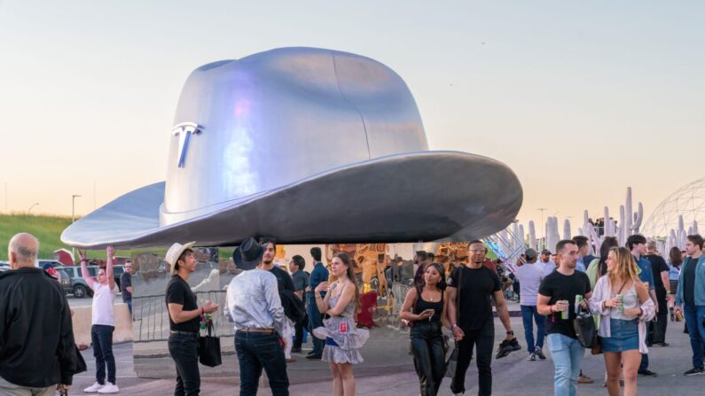 Un sombrero de vaquero gigante se exhibe en el exterior de la planta de fabricación de Tesla Giga Texas durante la fiesta de inauguración de "Cyber Rodeo" en Austin, Texas, el 7 de abril de 2022. (Suzanne Cordeiro/AFP vía Getty Images)
