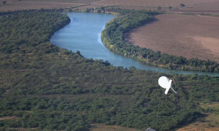 Un globo de vigilancia de aire caliente Aerostat de la Patrulla Fronteriza de Estados Unidos vuela cerca del Río Grande en la frontera entre Estados Unidos y México en La Joya, Texas, el 18 de agosto de 2016. (John Moore/Getty Images)