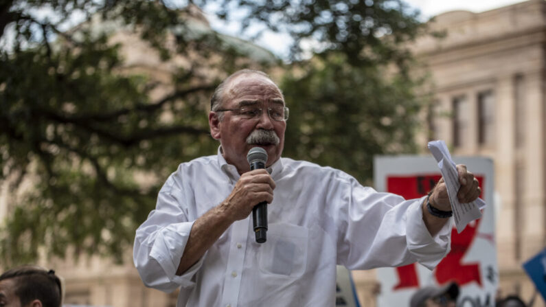 El presidente del Partido Demócrata de Texas, Gilberto Hinojosa, habla en un mitin en el Capitolio estatal el 20 de junio de 2021, en Austin, Texas. (Sergio Flores/Getty Images)
