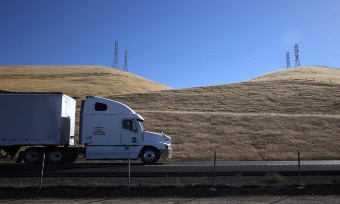 Un camión pasa por colinas cubiertas de hierba seca a lo largo de la carretera 5 en Los Banos, California, el 25 de mayo de 2021. (Justin Sullivan/Getty Images)