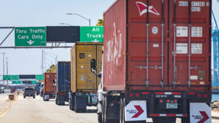 Camioneros protestan contra la ley de trabajadores temporales en los puertos del sur de California