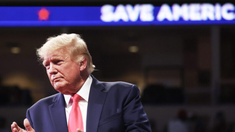 El expresidente Donald Trump asiste a un mitin de apoyo a los candidatos del Partido Republicano de Arizona, en Prescott Valley, Arizona, el 22 de julio de 2022. (Mario Tama/Getty Images)
