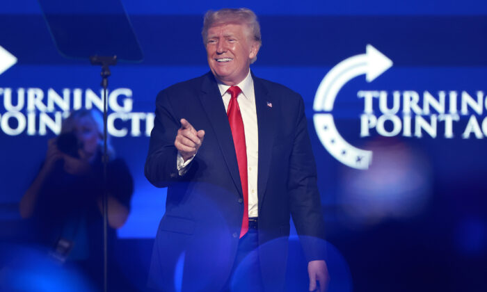 El expresidente Donald Trump habla durante la Cumbre de Acción Estudiantil, Turning Point USA, celebrada en el Centro de Convenciones de Tampa, en Tampa, Florida, el 23 de julio de 2022. (Joe Raedle/Getty Images)
