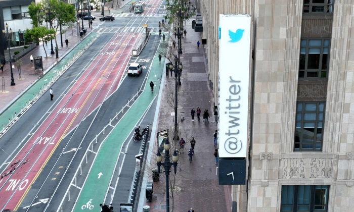 Letrero en el exterior de la sede de Twitter en San Francisco, California, el 27 de abril de 2022. (Justin Sullivan/Getty Images)