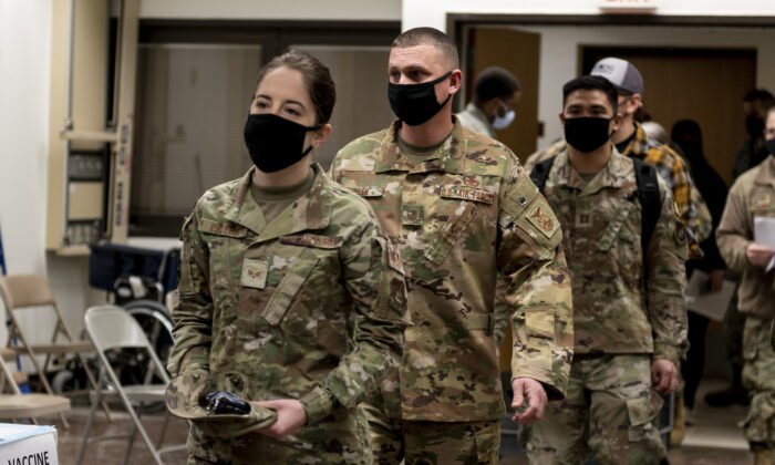 Miembros de la Fuerza Aérea de los Estados Unidos se preparan para recibir la vacuna Moderna COVID-19 en la base aérea de Osan en Pyeongtaek, Corea del Sur, el 29 de diciembre de 2020. (Fuerzas de los Estados Unidos de Corea vía Getty Images)