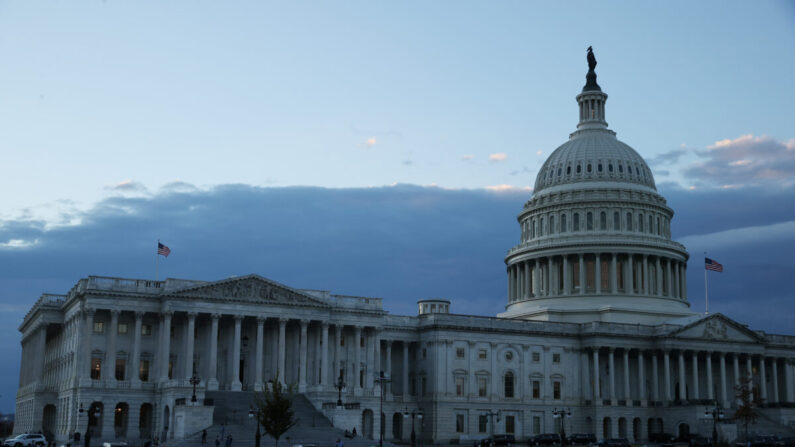 El sol se pone detrás del Capitolio de Estados Unidos en Washington el 18 de noviembre de 2021 (Chip Somodevilla/Getty Images)
