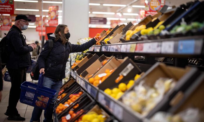 Un cliente en la sección de frutas y verduras del supermercado Sainsbury's en Walthamstow, al este de Londres, el 13 de febrero de 2022. (Tolga Akmen/AFP a través de Getty Images)