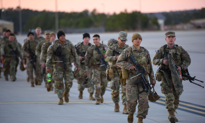 Soldados de la 82ª División Aerotransportada caminan por la pista de Green Ramp para desplegarse en Polonia en Fort Bragg, Fayetteville, Carolina del Norte, el 14 de febrero de 2022. (Melissa Sue Gerrits/Getty Images)
