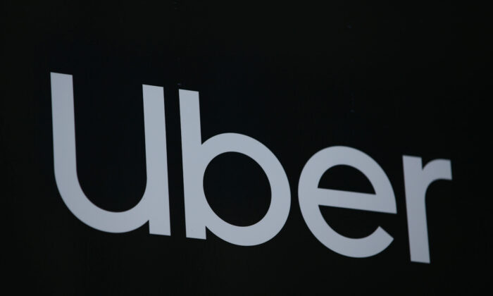 Una vista general del logotipo de Uber. (Hollie Adams/Getty Images)
