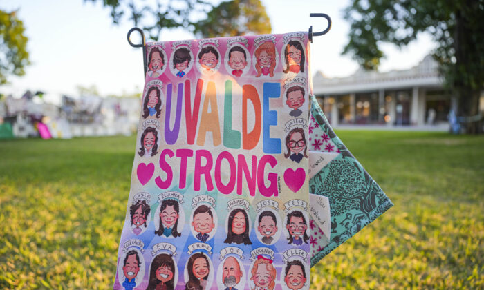 Una pancarta que representa a las víctimas del tiroteo masivo de la escuela de Uvalde el 24 de mayo se encuentra en la plaza del pueblo, en Texas, el 21 de juenio de 2022. (Charlotte Cuthbertson/The Epoch Times)