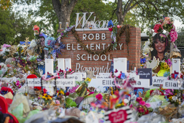 Un monumento improvisado se encuentra fuera de la escuela primaria Robb, el lugar de un tiroteo masivo el 24 de mayo, en Uvalde, Texas, el 21 de junio de 2022. (Charlotte Cuthbertson/The Epoch Times)