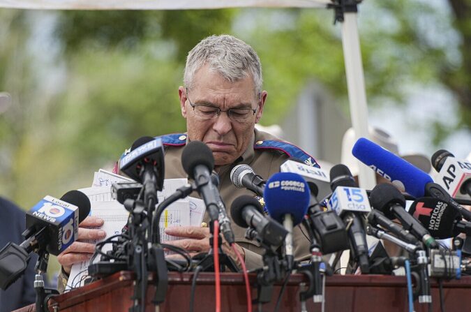 El director del Departamento de Seguridad Pública de Texas, Steve McCraw, ofrece una actualización de los detalles del tiroteo masivo del 24 de mayo en el que murieron 19 niños y dos adultos en la Escuela Primaria Robb, en Uvalde, Texas, el 27 de mayo de 2022. (Charlotte Cuthbertson/The Epoch Times)
