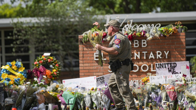 Un monumento improvisado en la escuela primaria Robb está lleno de flores, juguetes, carteles y cruces con los nombres de las 21 víctimas del tiroteo masivo ocurrido el 24 de mayo, en Uvalde, Texas, el 27 de mayo de 2022. (Charlotte Cuthbertson/The Epoch Times)
