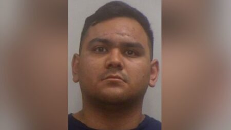 Maestro de Texas enfrenta cargo de abuso sexual que involucra a estudiante de 7 años, informó la policía