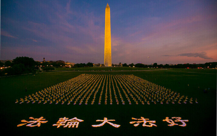 Más de mil practicantes de Falun Gong celebran una vigilia con velas en el Monumento a Washington el 21 de julio de 2022. (Lisa Fan/The Epoch Times)
