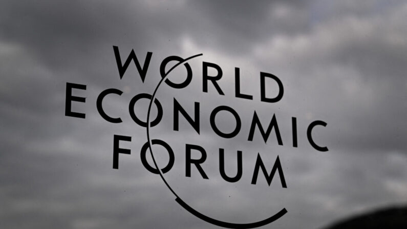 Un letrero del Foro Económico Mundial (FEM) se ve en el centro de congresos durante su reunión anual en Davos el 23 de mayo de 2022. (Fabrice Coffrini/AFP vía Getty Images)
