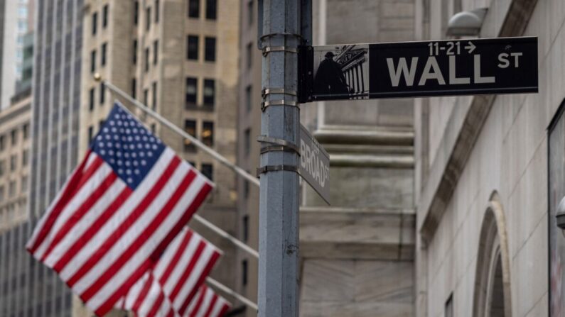 El cartel de Wall Street con banderas estadounidenses fuera de la Bolsa de Valores de Nueva York, el 16 de junio de 2022. (Yuki Iwamura/AFP vía Getty Images)
