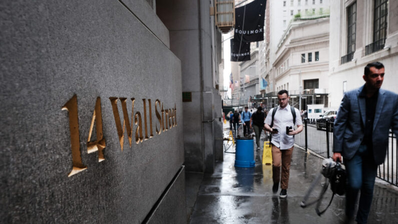 La gente camina junto a la Bolsa de Nueva York (NYSE) el 14 de junio de 2022 en la ciudad de Nueva York. (Spencer Platt/Getty Images)
