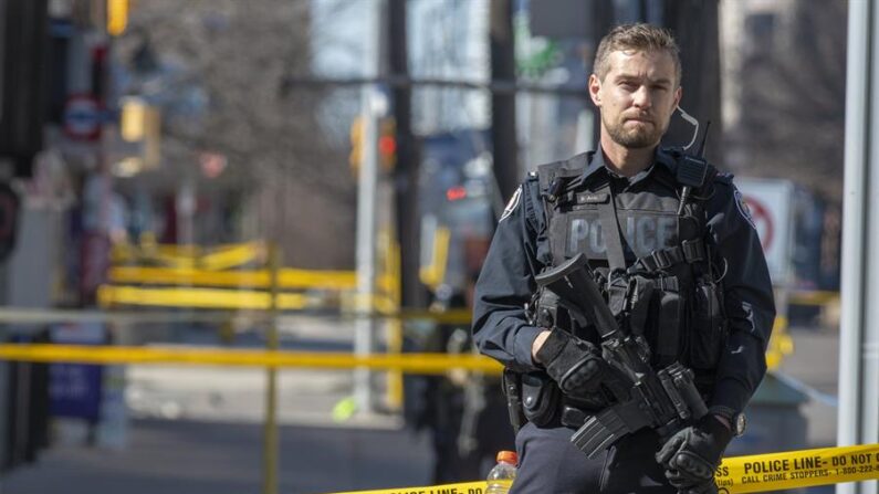 La Policía canadiense detuvo este miércoles a un individuo que embistió el vehículo que conducía contra el portón de entrada al recinto del Parlamento canadiense en Ottawa. EFE/Warren Toda/Archivo