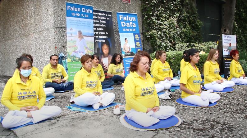 Los practicantes de Falun Dafa México realizan una protesta pacífica frente a la embajada china en la Ciudad de México, el 16 de julio de 2022. (NTD en Español/Captura de pantalla) 