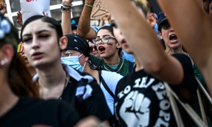 Activistas que creen que el aborto es un derecho gritan consignas mientras se manifiestan en Miami, Florida, tras la anulación de Roe vs Wade, el 24 de junio de 2022. (Chandan Khanna/AFP vía Getty Images)