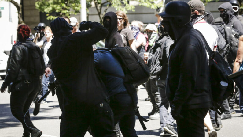 Miembros no identificados de Rose City Antifa golpean a Andy Ngo, un periodista de Portland, en Portland, Oregón, el 29 de junio de 2019. (Moriah Ratner/Getty Images)
