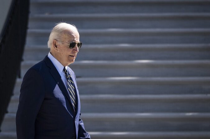 El presidente Joe Biden sale de la Casa Blanca y camina hacia el Marine One en el Jardín Sur, en Washington, D.C., el 11 de mayo de 2022. (Drew Angerer/Getty Images)
