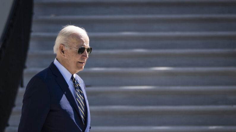 El presidente Joe Biden sale de la Casa Blanca y camina hacia el Marine One en el Jardín Sur, en Washington, el 11 de mayo de 2022. (Drew Angerer/Getty Images)
