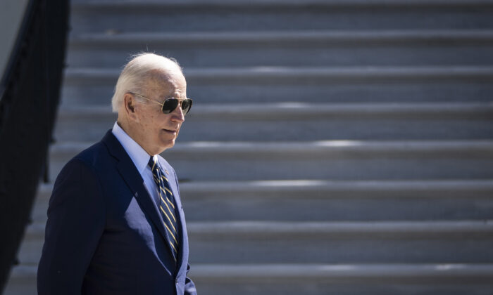 El presidente de EE.UU. Joe Biden sale de la Casa Blanca y camina hacia la aeronave Marine One en el Jardín Sur, en Washington, D.C., el 11 de mayo de 2022. (Drew Angerer/Getty Images)