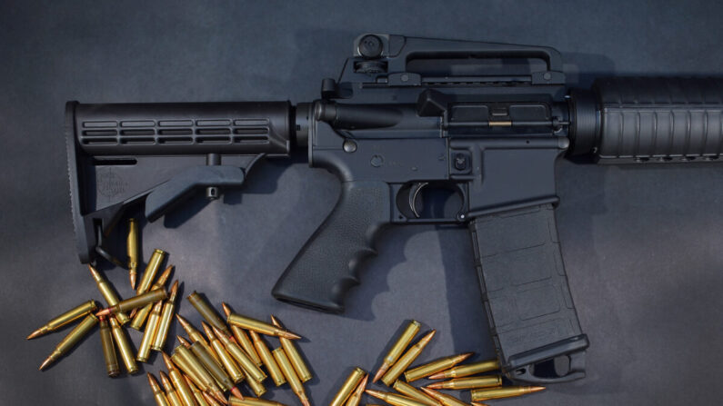En esta foto ilustrativa, se ve un rifle Rock River Arms AR-15 con munición en Miami, Florida, el 18 de diciembre de 2012. (Joe Raedle/Getty Images)
