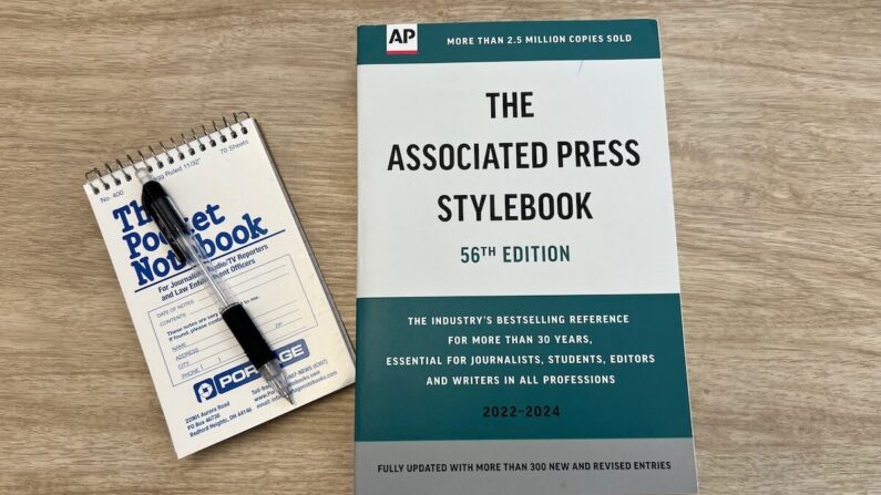 Un ejemplar del Manual de Estilo de Associated Press y el bloc de notas de un reportero en Nueva York el 27 de julio de 2022. (Personal de Epoch Times)
