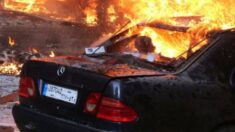Conductor es rescatado de auto en llamas por tres policías