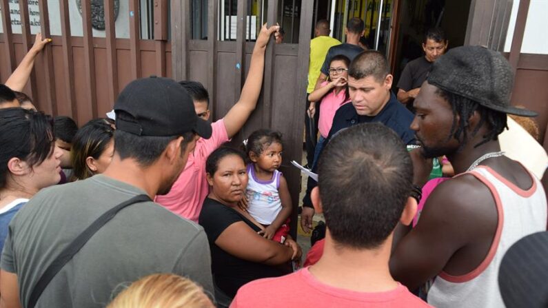 Fotografía de archivo de migrantes cubanos que se concentran a las afueras de la Comisión Mexicana de Ayuda a Refugiados (Comar) para solicitar refugio en Tapachula, en el sur de Chiapas (México). EFE/José Torres
