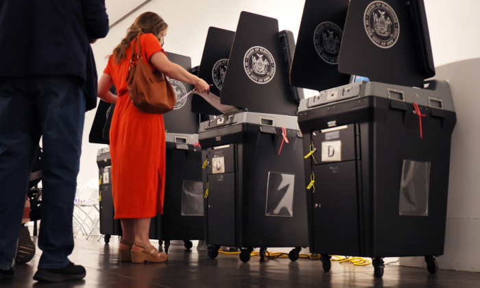 Una mujer emite su voto durante las elecciones primarias de junio en el Museo de Brooklyn, en la ciudad de Nueva York, el 28 de junio de 2022. (Michael M. Santiago/Getty Images)
