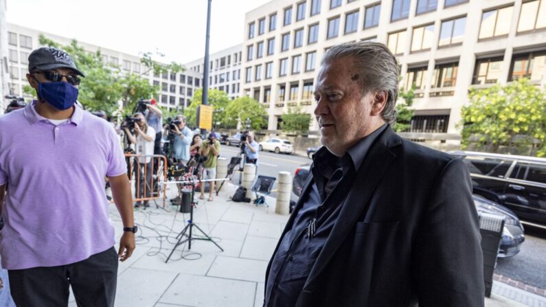 El exestratega de la Casa Blanca Steve Bannon llega al tribunal federal de Washington el 22 de julio de 2022. (Tasos Katopodis/Getty Images)
