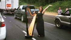 Un «ángel» en medio de la carretera, saca su arpa en un embotellamiento y da un concierto improvisado