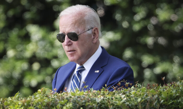 El presidente de EE.UU. Joe Biden sale de la Casa Blanca en Washington el 8 de junio de 2022. (Win McNamee/Getty Images)