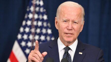 Corte Suprema bloquea política de Biden que restringe detención y deportación de extranjeros ilegales